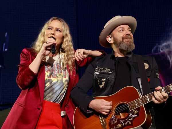 Crowd at a Sugarland show